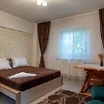 5 Bedrooms Luxury بيت ضيافة بوخارست