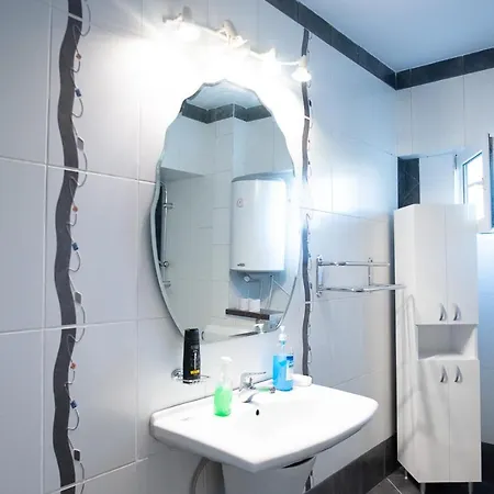 5 Bedrooms Luxury בית הארחה בוקרשט